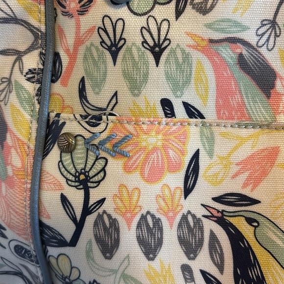 SAKROOTS LIGHT BLUE FLORAL AND BIRD TOTE VYNYL MATERIAL CREAM BREAM BACKGROUND - Picture 6 of 16